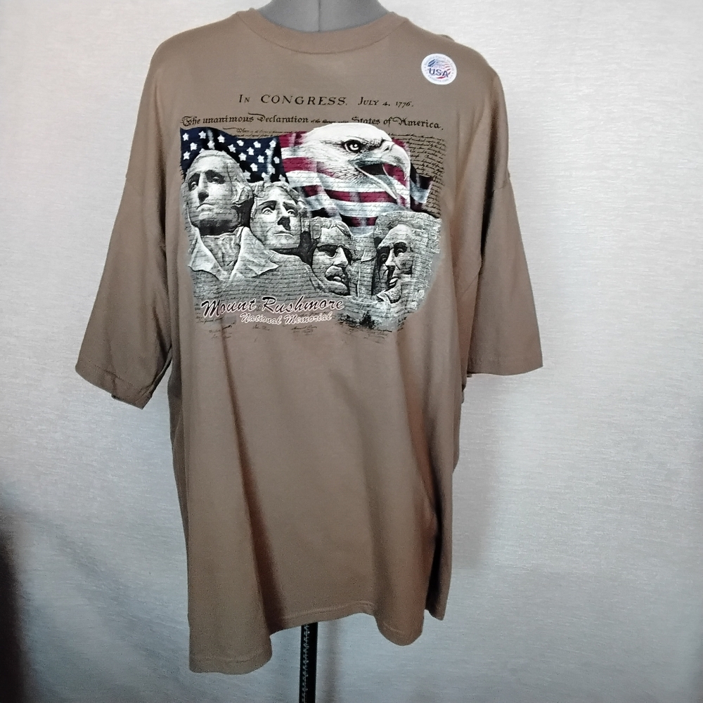 Woman Patriotic Mount Rushmoore Camel SS T-Shirt NWT